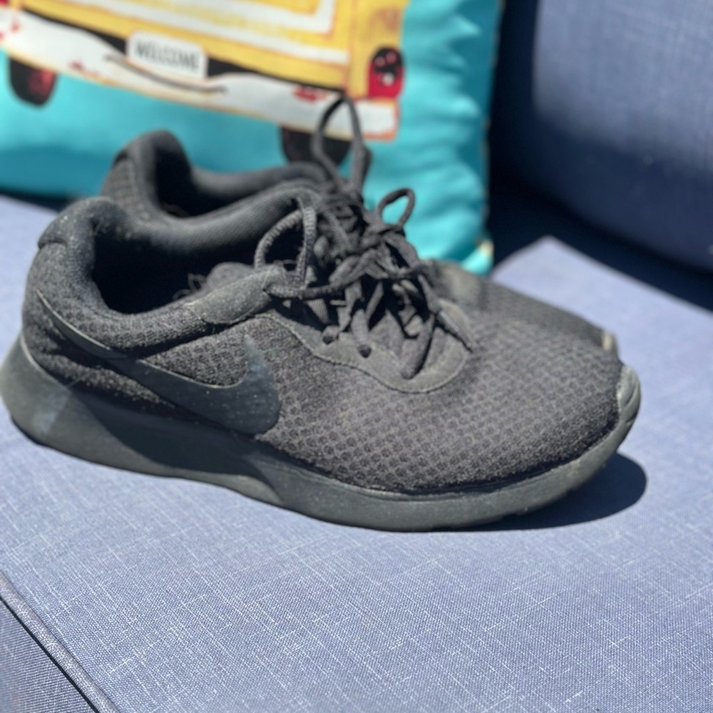 Nike Black Sneakers with Breathable Mesh and Cushioned Midsole